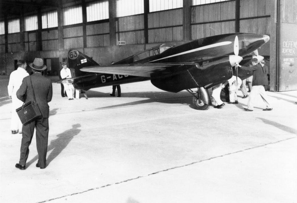 The iconic 1930s plane being restored to its former glory in Derbyshire ...