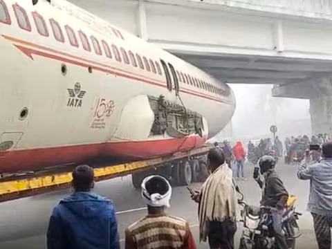 Aeroplane Phansa Bridge Ke Neeche At Bihar, Mumbai Se Assam Lekar Jaaya Jaa Raha Tha