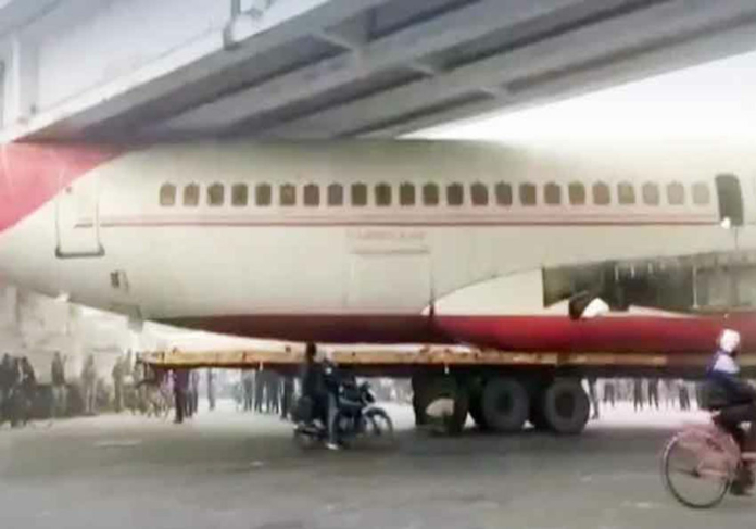 Aeroplane stuck under bridge, causes traffic jam