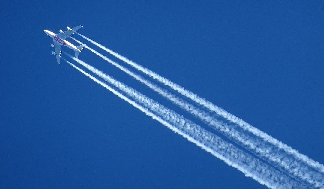 Image of white vapour trails in the sky does not show âchemtrailsâ